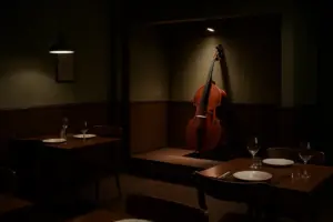 Tom lille scene med kontrabas i hjørnet af en nordisk restaurant, dækkede borde i forgrunden.