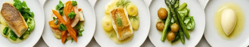 Fem lyse nordiske anretninger på hvid keramik side om side, set lige ovenfra i dagslys.