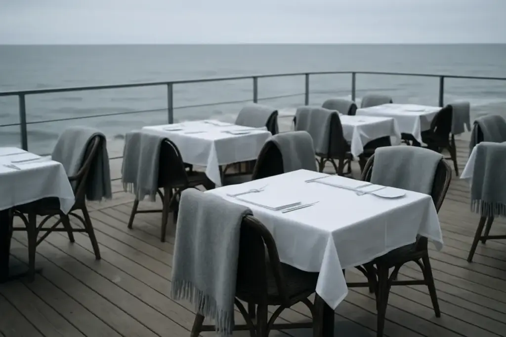 Restaurantterrasse ved vandet i køligt vinterlys.