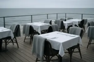 Restaurantterrasse ved vandet i køligt vinterlys.