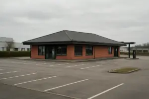 Fastfoodrestaurant i et erhvervs- og butiksområde med parkeringspladser