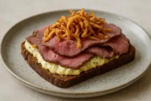 Smørrebrød med roastbeef, remoulade og ristede løg