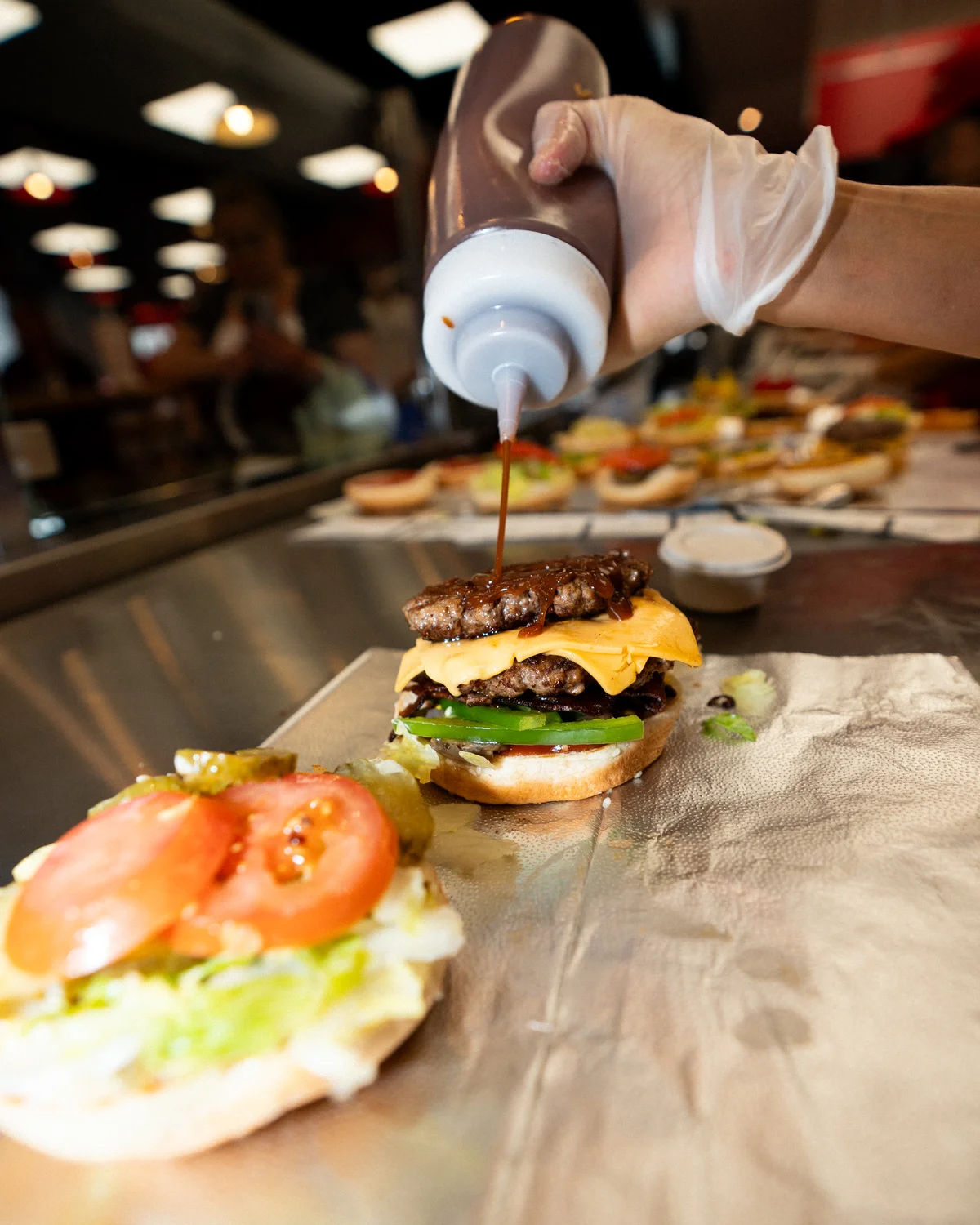 En burger fra Five Guys får sauce på i køkkenet