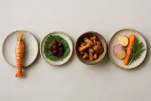 Små nordiske retter med jomfruhummer, bær, svampe og rodfrugter, set ovenfra