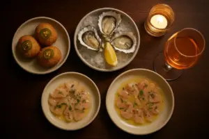 Små retter til deling: Croquetas med jalapeño, østers og fiskecrudo med et glas naturvin